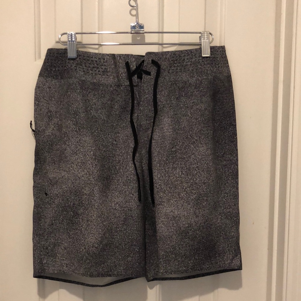 Men's Lululemon Gray Board Shorts - Size 30 - 8”